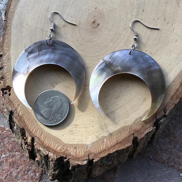 Mother of pearl big crescent moon boho earrings - Picture 2 of 8
